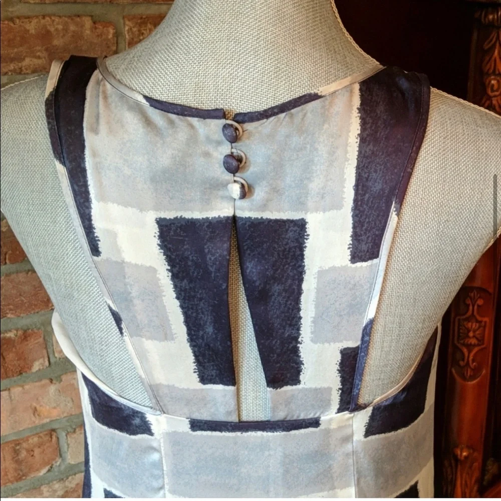 Silk dress , excellent condition is like size 2 - Picture 3 of 4